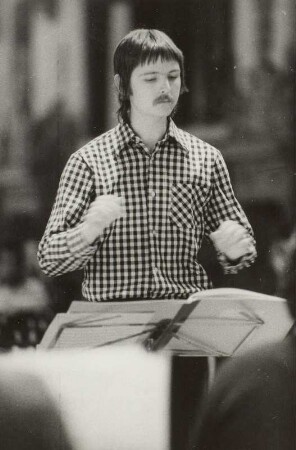 Porträt des Dirigenten und Komponisten Christian Münch im Festsaal des Alten Rathauses in Leipzig. Aufnahme 1979 während einer Konzertprobe. Fotografie (vintage print) von Evelyn Richter