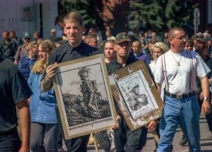 Rechtsextreme bei einem Aufmarsch von Neonazis am 15. Juli 1999 in Hamburg-Bergedorf protestieren gegen die Wehrmachtsausstellung