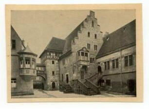 kleiner Deutschhof mit Freitreppe, Staffelgiebelhaus und Komturwappen-Erker
