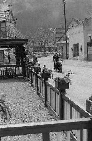 Straßenszene in einem Dorf im Harz (Treseburg?)