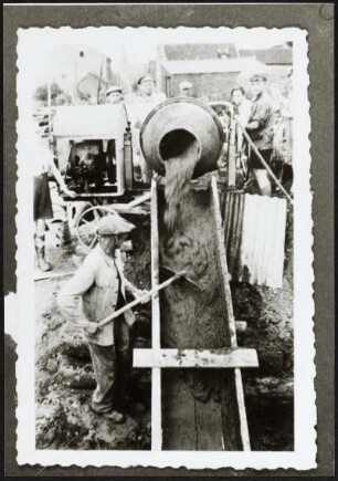 Arbeiter an der Mischmaschine