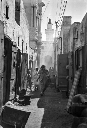 Gasse in Tripolis : Blick durch eine Gasse im arabischen Viertel, am Ende der Gasse eine Moschee.