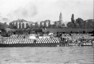 Ruszuk, Russe: Donauufer in Russe, mit Tonnen [am Kai]
