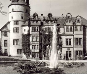 Blick auf das Schloss mit Springbrunnen. Detmold. Schlossplatz. Papierabzug