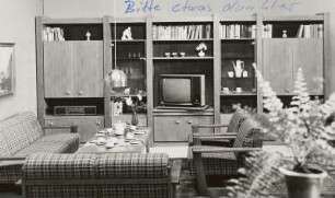 Sitzgruppe : Wohnzimmermöbel (1974; VEB Möbelkombinat Zeulenroda-Triebes (ZEUTRIE)). Anbauwand und Sitzgruppe