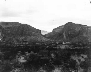 Superstition Mountains : Blick von der Hochebene auf den Eingang einer Schlucht in den Superstitions