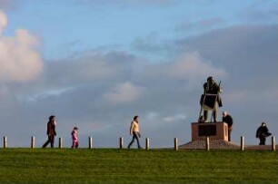 Deutschland. Niedersachsen. Dorumer Neufeld. Deichpromenade. Denkmal fuer die Erbauer der Deiche