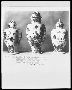 Vase mit ostasiatischen Blumen und Vögeln