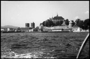 Oslo: Akerhus Festung und Rathaus vom Wasser aus