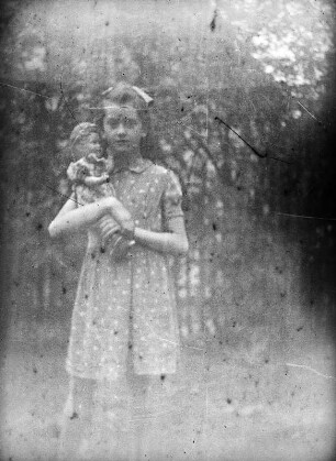 Mittelsachsen, Mädchen mit Puppe : Mittelsachsen. Mädchen mit Puppe