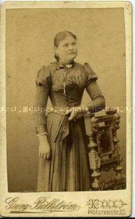 Junge Frau im dunklen Kleid, Carte de Visite