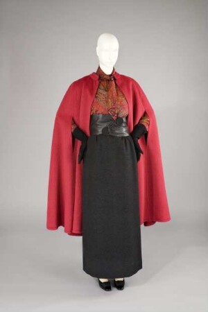 Weinrotes Cape mit grauem Rock und Bluse