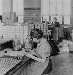 Füllen der Fläschchen : Technikgeschichte | Technologie | Farben- und Tintenfabrikation | Tuschen | Günther Wagner