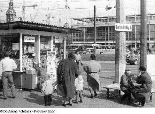 Dresden-Altstadt, Postplatz. Zeitungskiosk an der Straßenbahnhaltestelle. Blick zur Gaststätte "Am Zwinger"