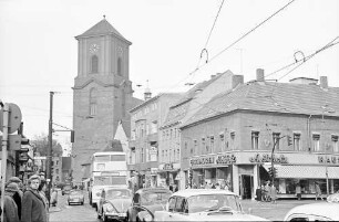 Berlin; Spandau: Karl Schurz Straße - Ecke Marktplatz mit Turm der Nicolaikirche