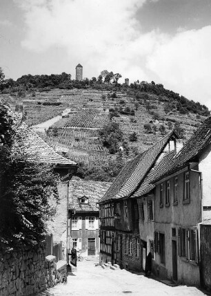 Heppenheim an der Bergstraße. Straßenbild mit Blick zur Starkenburg