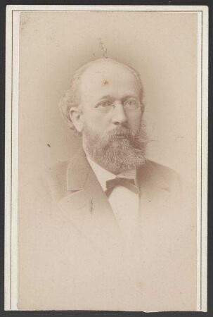 [?] Mann mit Brille und Vollbart