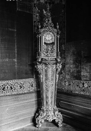 Pendule auf Pilaster : Dresden, Pendule auf Pilaster im Residenzschloss