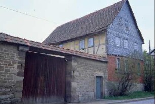 Gehöftansicht; Hofmauer mit überdachtem Hoftor; OG Wohnhaus verschiefert