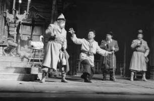 Szenenbilder aus "Die Brautschau" von J. S. Miljutin mit F. Kronström, M. Ladyka a. G., M. Dorka a. G., J. Siegl, J. Bergmann, A. Göse a. G., Metropol-Theater,