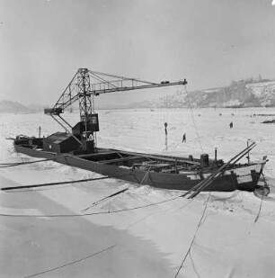 Kranschiff (Schleppkahn mit Turmdrehkran), eingefroren auf der Elbe