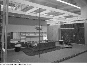 Schlafzimmer "Schwerin 74" (Raumvariante Achat) : Ausstellungskoje mit Schlafzimmer "Schwerin74" (1977; VEB Möbelwerke Schwerin)