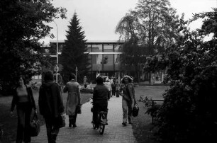 Freiburg; Littenweiler: Pädagogische Hochschule; Studenten auf dem Weg zur Mensa