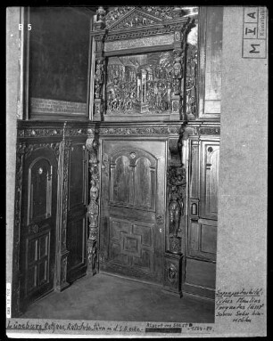 Relief Tür