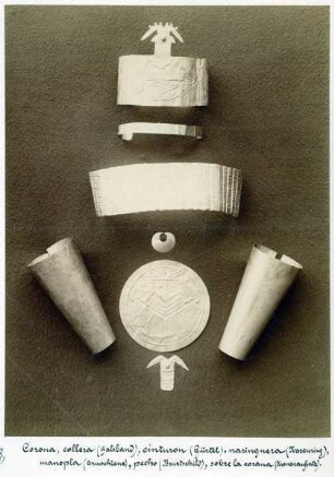 Schmuckgegenstände aus Gold (präkolumbianisch) : Krone Halsband, Gürtel, Nasenring, Armschienen, Brustschild und Kronenaufsatz