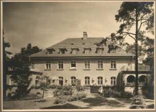 Landhaus Cohn, Doppel-Villa, Hubertusbader Straße, Berlin-Grunewald: Aussenaufnahme Blick auf Gartenseite des Gebäudes Frontalaufnahme