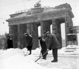 Schneebeseitugung am Brandenburger Tor