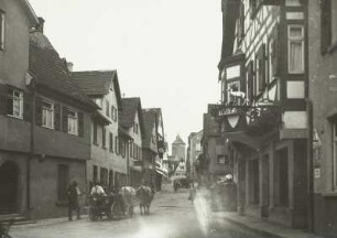 Besigheim, Blick über eine Straße : Besigheim. Straßenbild. Blick zu einem Rundturm der ehemaligen Stadtbefestigung