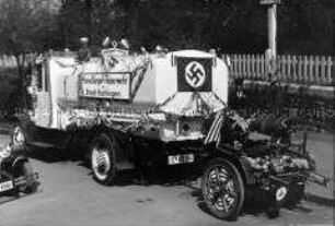 Geschmückter Wagen beim Festzug in Hattingen zum 1.Mai