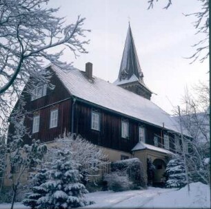 Pfarrhaus und Turm der St.-Barbara-Kirche : Schönfeld-Weißig-Eschdorf, Am Kirchberg 3. Pfarrhaus und Turm der St.-Barbara-Kirche (1886). Winteraufnahme