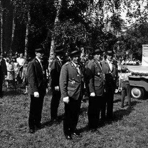 Schützen- und Volksfest: Veranstalter Heimatring und Ahrensburger Schützengilde: Schützenkönig und Wehrführer der Freiwilligen Feuerwehr Günther Paul: Jungschützenkönig Edmund Knuth