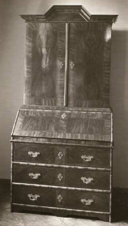 Schreibschrank : Schreibschrank. Nußbaum, furniert (1720-1730). Leipzig, Antiquitätenhandlung Gustav Werner