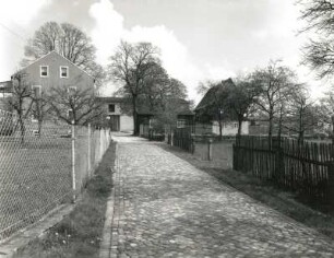 Ottendorf-Okrilla, Radeberger Straße 36. Gehöft (um 1800). Zufahrt