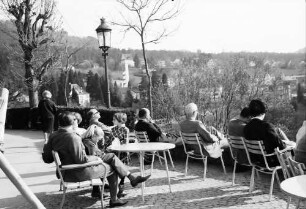 Badenweiler: sonnende Kurgäste auf der "Kaffeemühle"