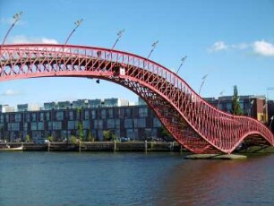 Amsterdam: Pythonbrücke zwischen Sporenburg und Borneo Eiland