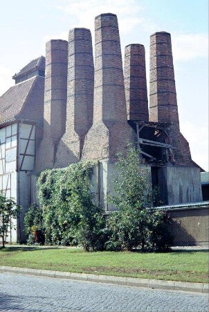 ehemalige Kalkbrennerei; markant die sechs Schornsteine