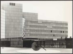 Installationsansicht der Skulptur „Solarica-X“ vor dem Bürogebäude der IBM Deutschland