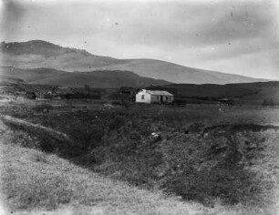 Bungalow : Blick auf eine Baracke vor einer Hügelkette