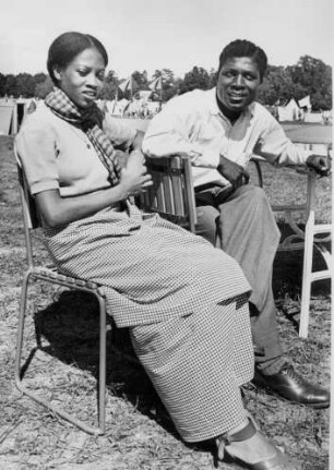Stockholm. Internationaler Jugendtag 1950. Zwei Gäste von der Goldküste Afrikas. Sie ruhen sich von Anstrengungen aus