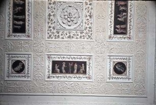 Deckendekoration mit Darstellungen zum Thema Musik und Tanz nach Vorbildern aus Pompeji und Herculaneum