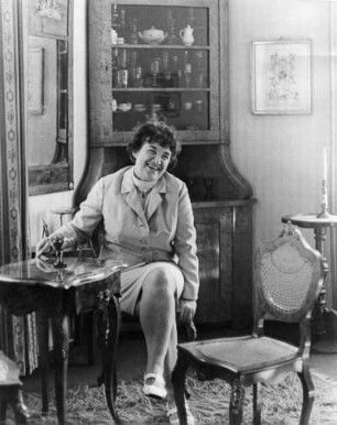 Gertrud Klemke, Malerin : Gertrud Klemke (1913-1988; Malerin), Gattin von Werner Klemke. Aufnahme wohl in ihrer Wohnung in Berlin-Weissensee