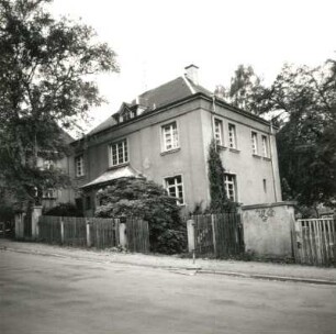 Reichenbach (Vogtland), Goethestraße 19. Villa (um 1925). Straßenansicht mit Einfriedung