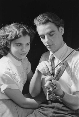 Markneukirchner Cocktail : Musikinstrumenten-Museum Markneukirchen. Mann mit Tanzmeistergeige neben junger Frau