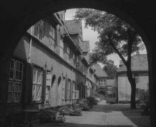 Lübeck: Füchtingshof, Ausblick durch Bogen