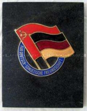 Wandschmuck mit Emblem der Gesellschaft für Deutsch-Sowjetische Freundschaft