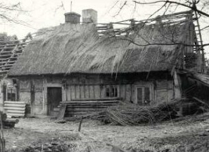 Zerfallenes Haus in Lübbenau : Bauwesen - Wohnung, Exterieur. Ort: Lubnjow / Lübbenau. Zerfallenes Fachwerkhäuschen, mit Schilf und Stroh bedeckt.